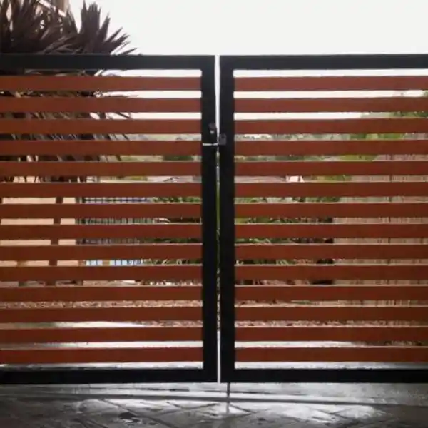 portones coloniales de herreria y madera - instalacion