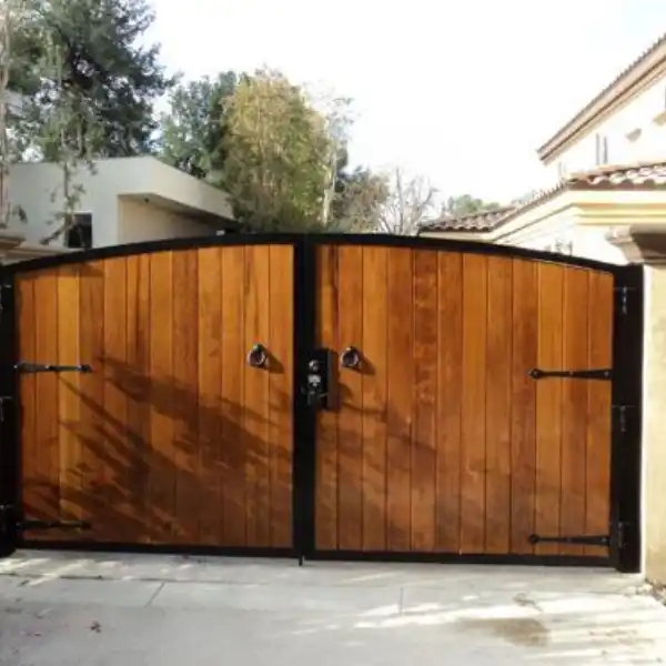 portones rústicos de madera y metal - 6