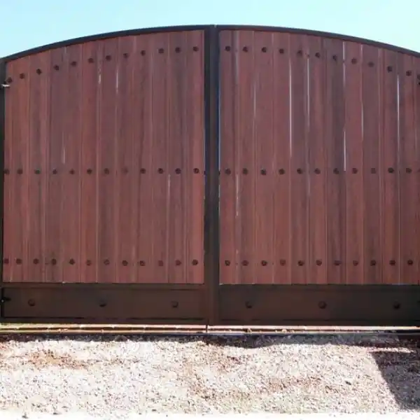 portones rústicos de madera y metal - 7