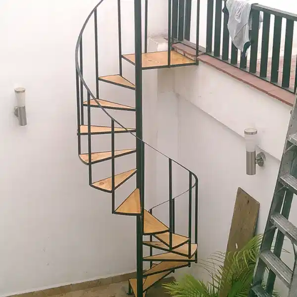 escalera caracol de metal - escaleras de herreria - escaleras metalicas - fabricacion e instalacion de escaleras - ciudad guatemala