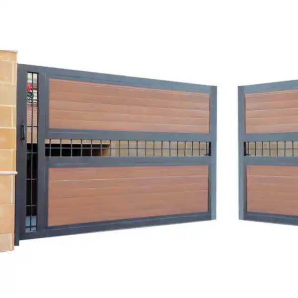 Portones para casa con materiales que imitan la madera